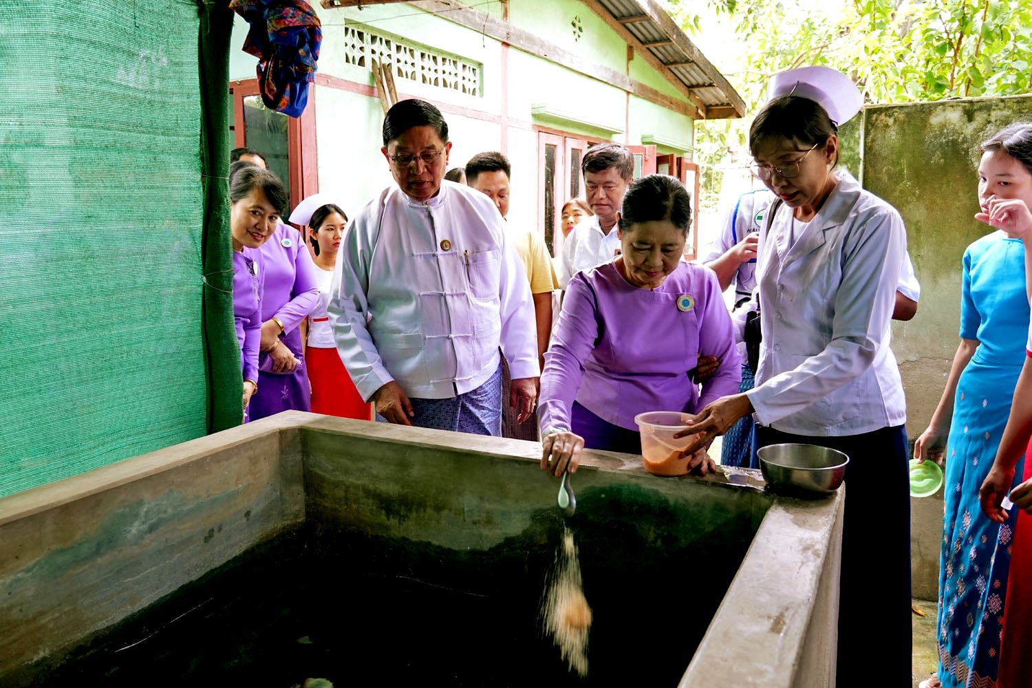 မကွေးတိုင်းဒေသကြီးဝန်ကြီးချုပ် ဦးတင့်လွင် မကွေးမြို့ပေါ်ရပ်ကွက်များအတွင်း သွေးလွန်တုပ်ကွေး ရောဂါ ကြိုတင်ကာကွယ်ရေး ဖုံး၊ သွန်၊ လဲ၊ စစ် လုပ်ငန်းများ ဆောင်ရွက်နေမှုအား ကြည့်ရှုအားပေး