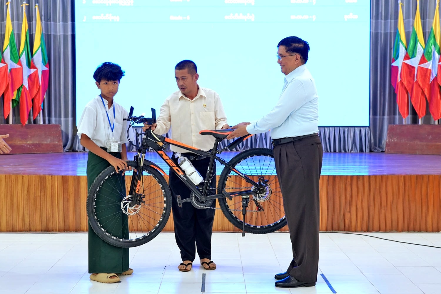 မကွေးတိုင်းဒေသကြီးဝန်ကြီးချုပ် ဦးတင့်လွင် ၂၀၂၅-ခုနှစ် အပြည်ပြည်ဆိုင်ရာလူငယ်များနေ့ အထိမ်း အမှတ် အခမ်းအနားသို့ တက်ရောက်