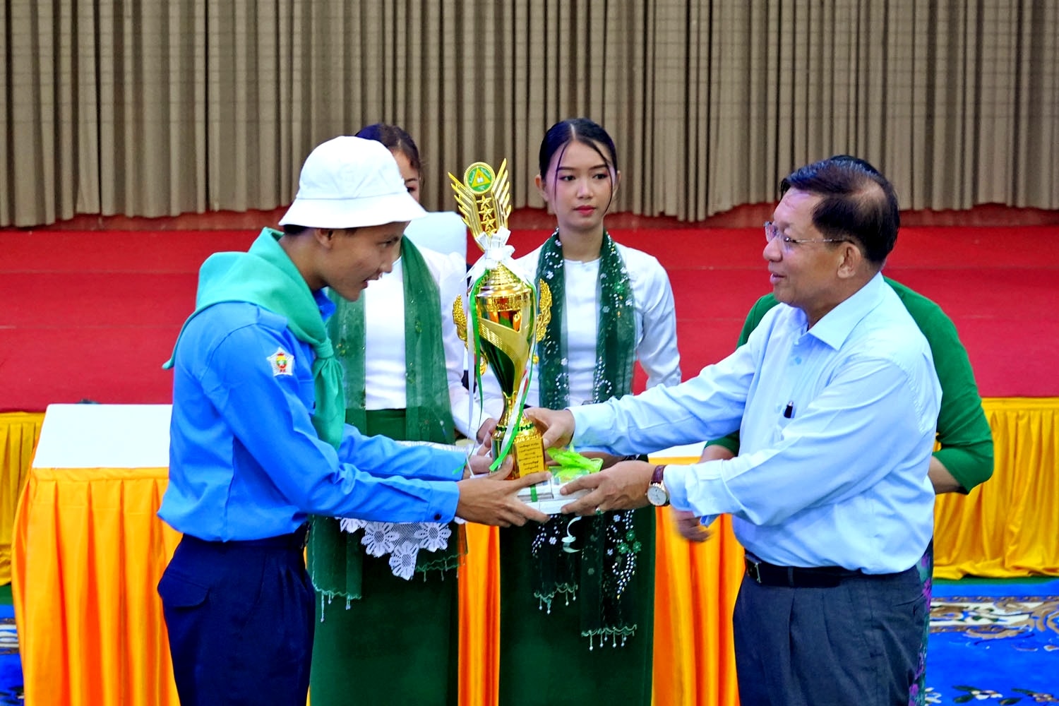 နိုင်ငံတော်လုံခြုံရေးနှင့် အေးချမ်းသာယာရေးကော်မရှင် ဥက္ကဋ္ဌ၊ ဗိုလ်ချုပ်မှူးကြီးမင်းအောင်လှိုင် မင်းဘူးမြို့ရှိ ဌာနဆိုင်ရာတာဝန်ရှိသူများ မြို့မိမြို့ဖများနှင့် တွေ့ဆုံ၍ ဒေသဖွံ့ဖြိုးတိုးတက်ရေး ဆွေးနွေး၊ တက္ကသိုလ်ဝင်စာမေးပွဲ သိပ္ပံဘာသာတွဲတွင် (၆)ဘာသာဂုဏ်ထူးဖြင့် မြန်မာတစ်နိုင်ငံလုံး ပထမရရှိသူနှင့် (၆)ဘာသာဂုဏ်ထူးရှင်တစ်ဦးတို့အား ဂုဏ်ပြုဆုပေးအပ်ချီးမြှင့်....