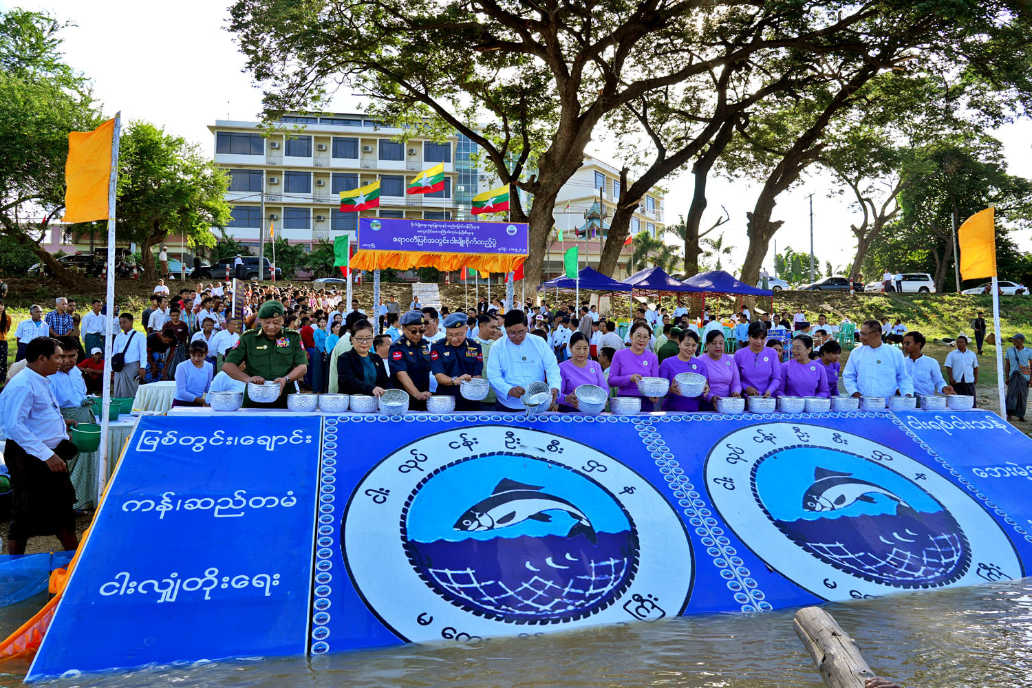 မကွေးတိုင်းဒေသကြီးအစိုးရအဖွဲ့ ဝန်ကြီးချုပ် ဦးတင့်လွင် ဧရာဝတီမြစ်အတွင်း ငါးမျိုး စိုက်ထည့်ပွဲ တက်ရောက်