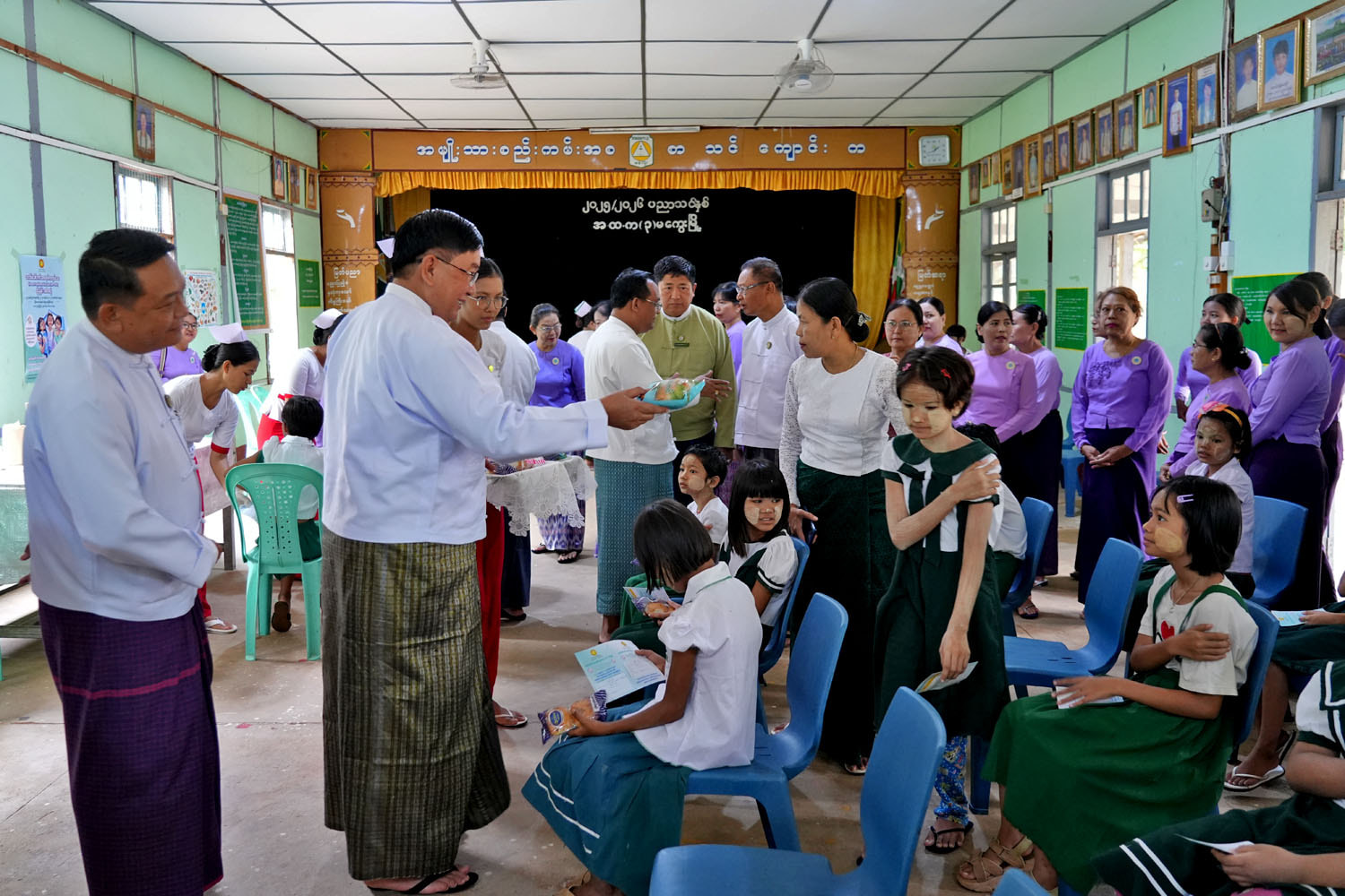 မကွေးတိုင်းဒေသကြီးဝန်ကြီးချုပ် ဦးတင့်လွင် မကွေးမြို့ အမှတ်(၃)အထက၌ သားအိမ်ခေါင်း ကင်ဆာရောဂါကာကွယ်ဆေး(HPV) နှင့် DT (ဆုံဆို့ရောဂါ ၊မေးခိုင်ရောဂါ) ဆေးများထိုးနှံပေးမှု ကြည့်ရှုအားပေး