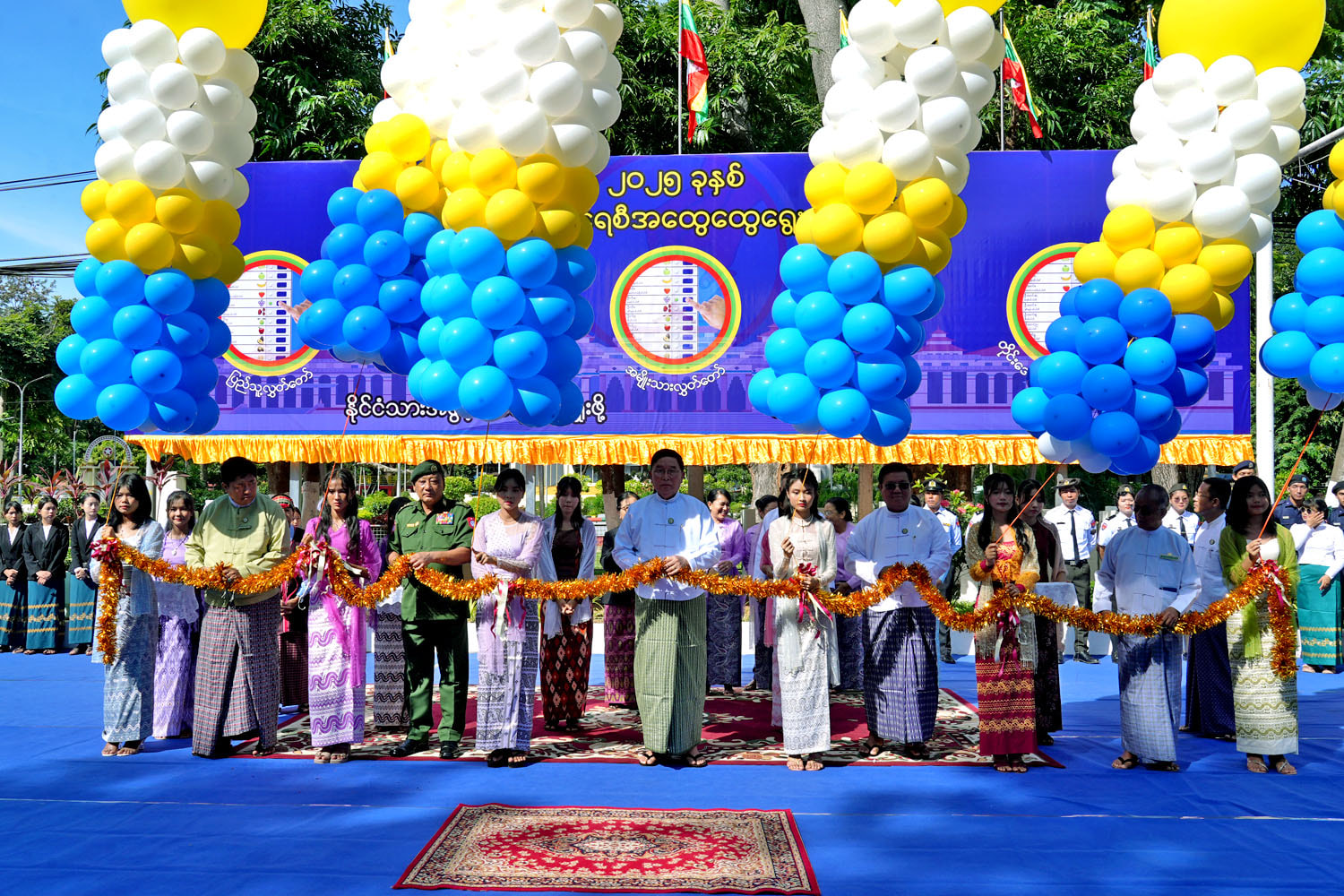 မကွေးတိုင်းဒေသကြီးဝန်ကြီးချုပ် ဦးတင့်လွင် ၂၀၂၅ ခုနှစ်၊ ပါတီစုံဒီမိုကရေစီ အထွေထွေရွေးကောက်ပွဲကြီး အောင်မြင်စွာ ကျင်းပနိုင်ရေး အထောက် အကူဖြစ်သည့် ပြည်သူလူထုအတွက် ရွေးကောက်ပွဲ နှိုးဆော်အသိပညာပေးဆိုင်ရာ မြေစိုက်ပိုစတာ (Billboard) စိုက်ထူခြင်း အခမ်းအနားသို့ တက်ရောက်