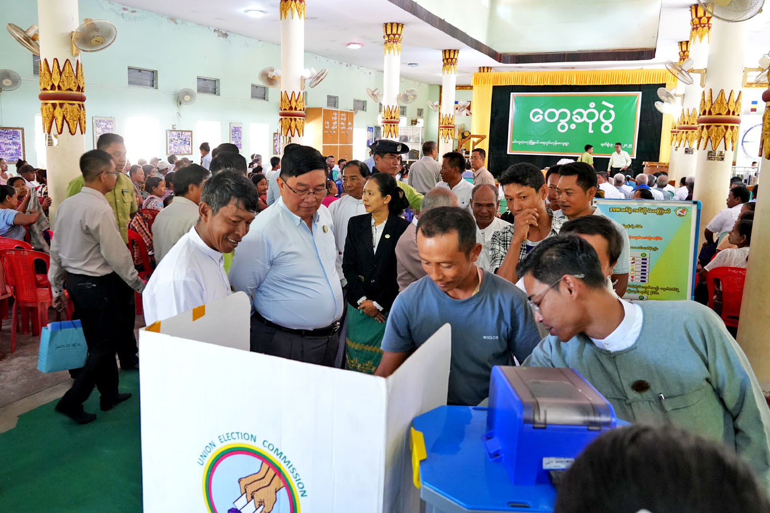 မကွေးတိုင်းဒေသကြီးဝန်ကြီးချုပ် ဦးတင့်လွင် မင်းဘူး(စကု)မြို့နယ် ရေတွင်းကုန်းကျေးရွာအုပ်စု ကျေးရွာချင်းဆက်လမ်းပေါ်ရှိ ကွင်းအမှတ်(၁၃၆၂)ကွင်း ရေကြီးမှုဖြစ်ပေါ်ခဲ့မှုများနှင့် မဲဆန္ဒရှင် ပြည်သူများအား MEVM မဲပေးစက်နှင့် စပ်လျဉ်း၍ အသိပညာပေးခြင်းနှင့် လက်တွေ့စမ်းသပ် မဲပေးခြင်း လုပ်ဆောင်နေမှုတို့အား ကြည့်ရှုစစ်ဆေး၊ ဒေသတွင်း စိုက်ပျိုးစွမ်းအားမြှင့်တင်ရေး ကျေးရွာအုပ်စု(၅)အုပ်စုမှ ဒေသခံတောင်သူများနှင့် တွေ့ဆုံ