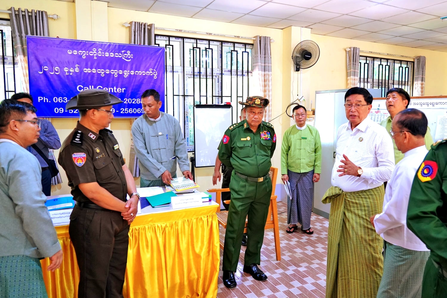 မကွေးတိုင်းဒေသကြီးဝန်ကြီးချုပ် ဦးတင့်လွင် မကွေးတိုင်းဒေသကြီးရွေးကောက်ပွဲ ကော်မရှင်အဖွဲ့ခွဲရုံး၊ အပေါ်ထပ်တွင် ဖွင့်လှစ်ထားရှိသည့် မကွေးတိုင်းဒေသကြီး Call Center သို့ လှည့်လည် ကြည့်ရှု့စစ်ဆေး