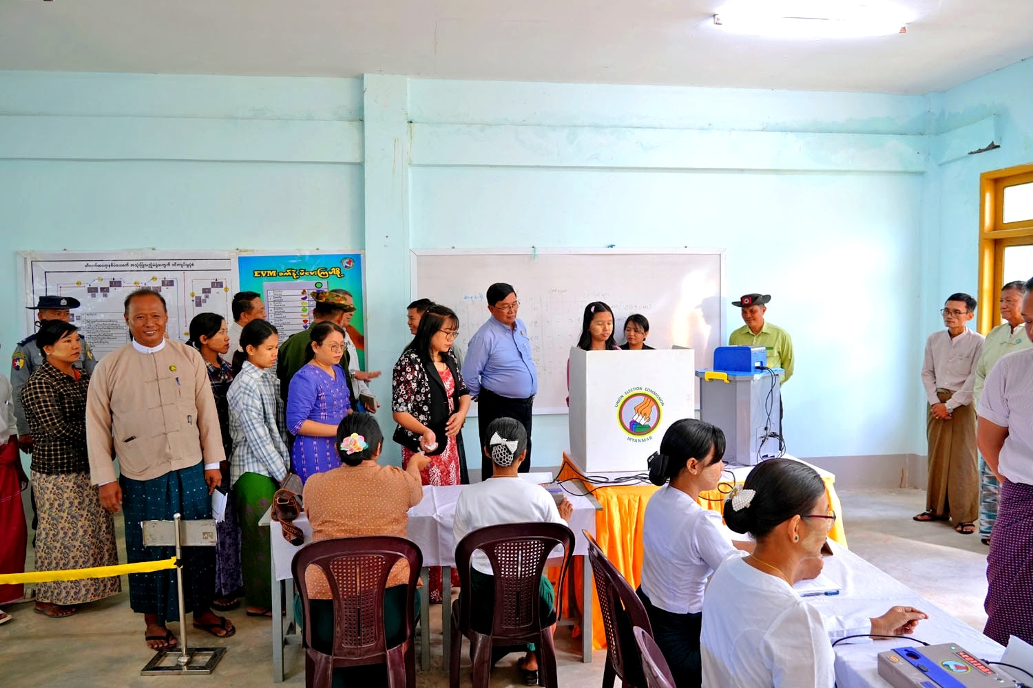 မကွေးတိုင်းဒေသကြီးဝန်ကြီးချုပ် ဦးတင့်လွင် မြို့သစ်မြို့နယ် မြေပြင်သာကျေးရွာအုပ်စု မဲဆန္ဒရှင် ပြည်သူများအား MEVM မဲပေးစက်နှင့် စပ်လျဉ်း၍ အသိပညာပေးခြင်းနှင့် လက်တွေ့စမ်းသပ် မဲပေးခြင်း လုပ်ဆောင်နေမှုအား ကြည့်ရှု၊ ဒေသတွင်းစိုက်ပျိုးစွမ်းအားမြှင့်တင်ရေး ဒေသခံ တောင်သူများနှင့် တွေ့ဆုံ