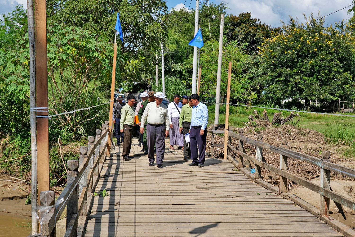 မကွေးတိုင်းဒေသကြီးဝန်ကြီးချုပ် ဦးတင့်လွင် မကွေးမြို့နယ် သစ်ရာကောက်-ကိုးပင်လမ်းမှ ဖလံတော ကျေးရွာသွားလမ်း လမ်းတာဘောင်တင်ခြင်းနှင့် မြေနီကျောက်စရစ်ခင်းခြင်းလုပ်ငန်း၊ တောင်တွင်းကြီးမြို့နယ် ယင်းမလည်ချောင်းကူး သံကူကွန်ကရစ်တံတား တည်ဆောက်ခြင်းလုပ်ငန်းနှင့် ဒေသဖွံ့ဖြိုးရေးလုပ်ငန်းများ ကြည့်ရှု့စစ်ဆေး၊ ဒေသခံတောင်သူများနှင့် တွေ့ဆုံ