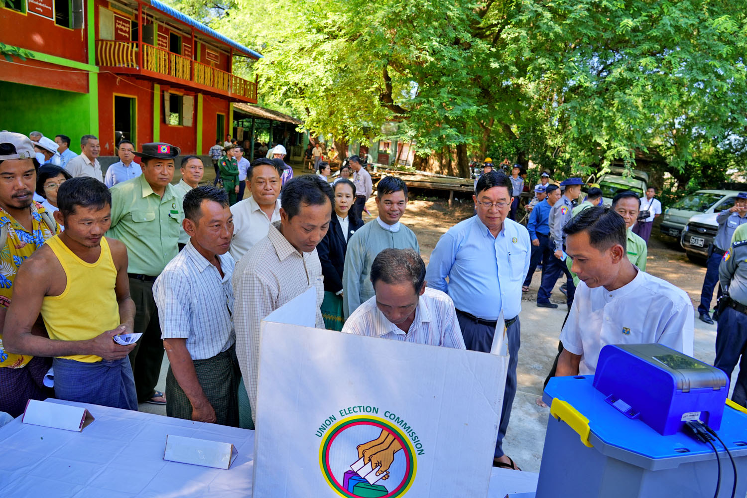 မကွေးတိုင်းဒေသကြီးဝန်ကြီးချုပ် ဦးတင့်လွင် မင်းဘူး(စကု)မြို့နယ် ကံကုလားကျေးရွာအုပ်စု မဲဆန္ဒရှင် ပြည်သူများအား MEVM မဲပေးစက်နှင့် စပ်လျဉ်း၍ အသိပညာပေးခြင်းနှင့် လက်တွေ့ စမ်းသပ် မဲပေးခြင်း လုပ်ဆောင်နေမှုအား ကြည့်ရှုအားပေးကာ၊ ဒေသတွင်း စိုက်ပျိုးစွမ်းအား မြှင့်တင်ရေး ဒေသခံတောင်သူများနှင့် တွေ့ဆုံ