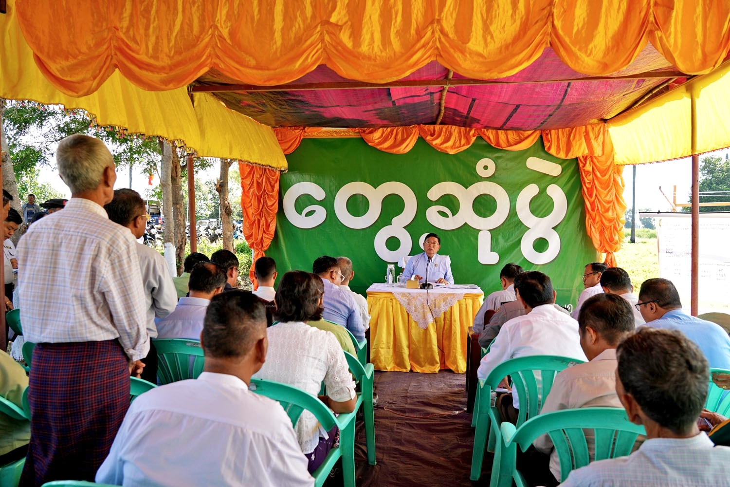 မကွေးတိုင်းဒေသကြီးဝန်ကြီးချုပ် ဦးတင့်လွင် မကွေးမြို့နယ်၌ မြေပဲသီးနှံမျိုးဗီဇနှင့် ပတ်ဝန်းကျင်တို့၏ အပြန်အလှန်တုန့်ပြန်မှုကို လေ့လာခြင်း စမ်းသပ်ဆောင်ရွက်သည့် မြေပဲအထွက်တိုး စံပြကွက်အား ကြည့်ရှုစစ်ဆေးကာ၊ ဒေသခံတောင်သူများနှင့် တွေ့ဆုံ