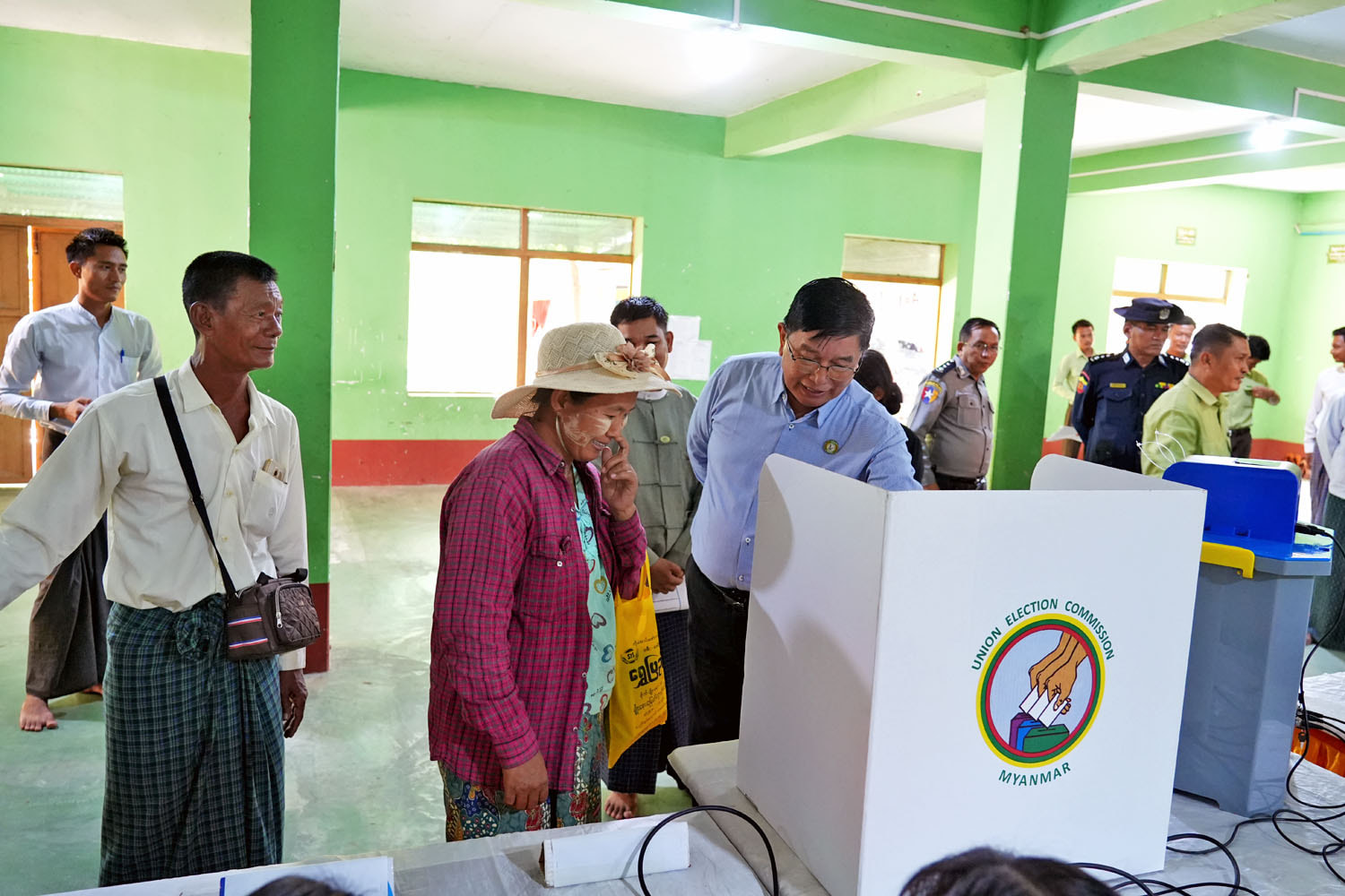 မကွေးတိုင်းဒေသကြီးဝန်ကြီးချုပ် ဦးတင့်လွင် မကွေးမြို့နယ် ပဌနဂိုရ်ကျေးရွာအုပ်စု မဲဆန္ဒရှင် ပြည်သူများအား MEVM မဲပေးစက်နှင့် စပ်လျဉ်း၍ အသိပညာပေးခြင်းနှင့် လက်တွေ့စမ်းသပ် မဲပေးခြင်း လုပ်ဆောင်နေမှုအား ကြည့်ရှု၊ ဒေသတွင်းစိုက်ပျိုးစွမ်းအားမြှင့်တင်ရေး ဒေသခံ တောင်သူများနှင့် တွေ့ဆုံ၊ ကွေ့ချောင်းခံတပ် ကြည့်ရှုစစ်ဆေး