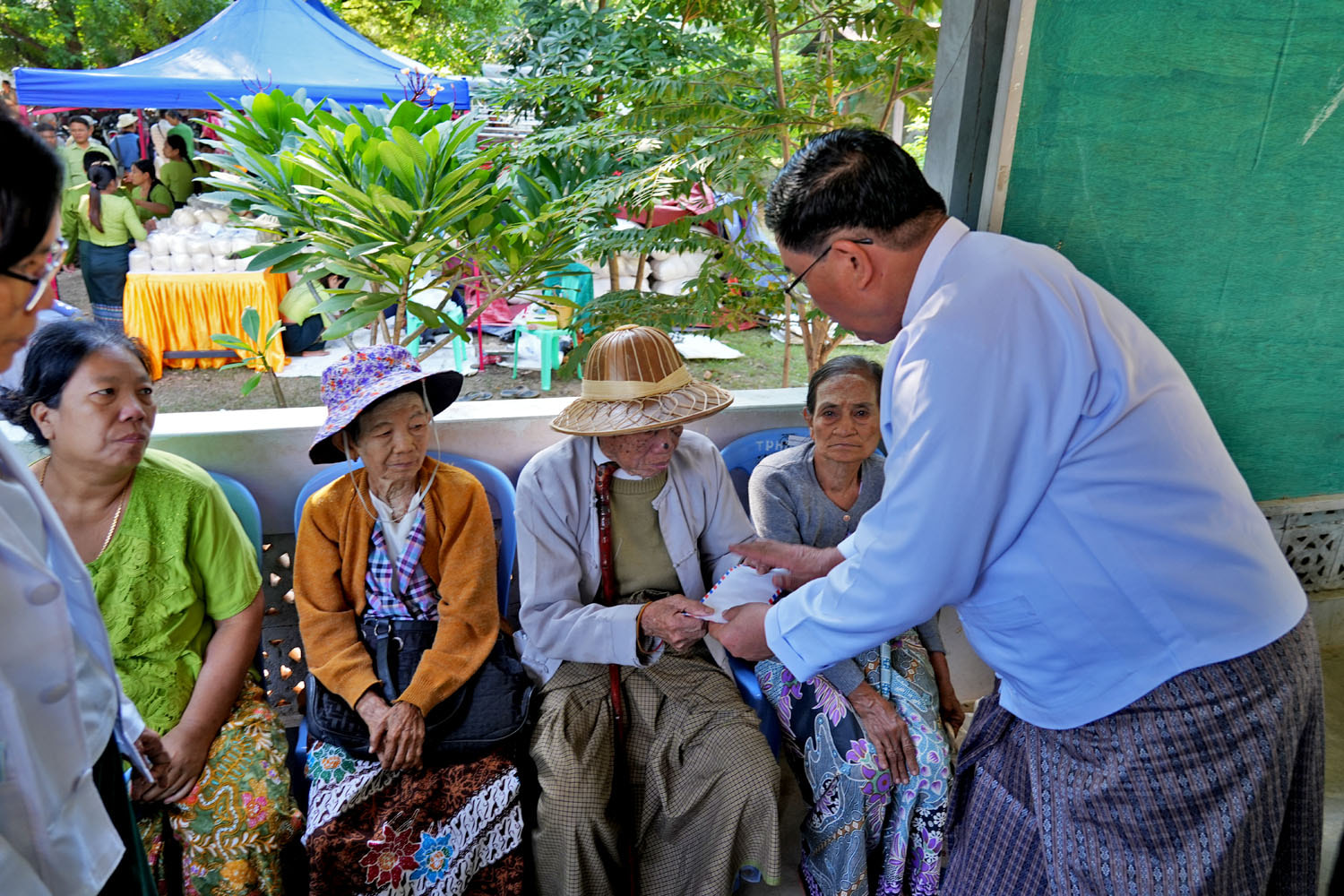 မကွေးတိုင်းဒေသကြီးအစိုးရအဖွဲ့ ဝန်ကြီးချုပ် ဦးတင့်လွင် မကွေးမြို့ မြန်မာ့စီးပွားရေးဘဏ်တွင် နိုင်ငံ့ဝန်ထမ်း (အငြိမ်းစား)များအား ကျန်းမာရေးစောင့်ရှောက်မှုအဖြစ် အခမဲ့ဆေးကုသပေးခြင်းနှင့် တစ်ဦးလျှင် ဆန်(၁)ပြီ ဆီ(၅၀)ကျပ်သား တို့အား အခမဲ့ ထောက်ပံ့ပေးနေမှုအား ကြည့်ရှုအားပေး