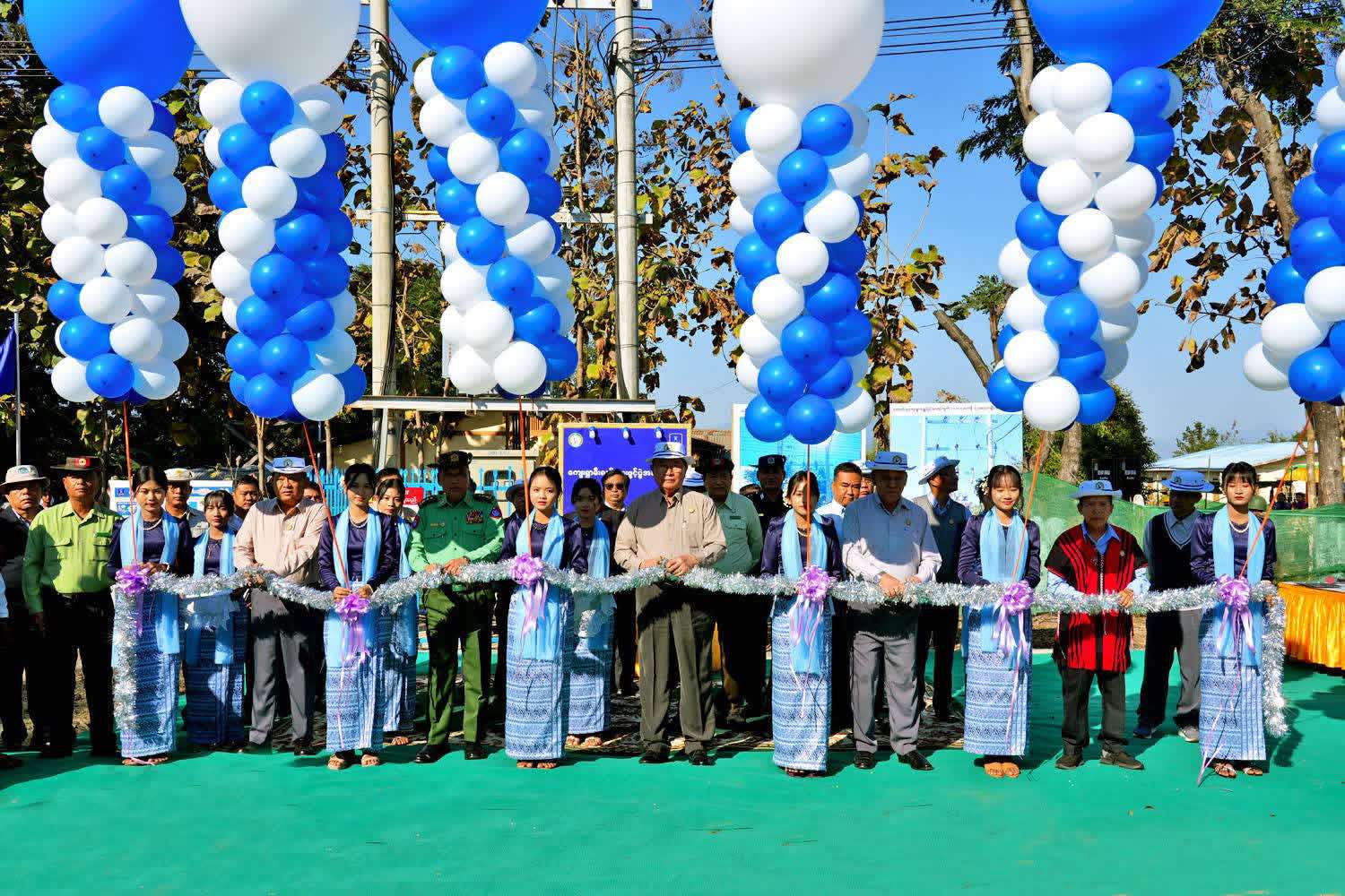 မကွေးတိုင်းဒေသကြီးဝန်ကြီးချုပ် ဦးတင့်လွင် ငဖဲမြို့နယ် ဇင်ပြွန်း၊ စာတတ်ကူ၊ ပဒါန်း ကျေးရွာ(၃)ရွာ မီးလင်းရေးဖွင့်ပွဲ အခမ်းအနားသို့ တက်ရောက်