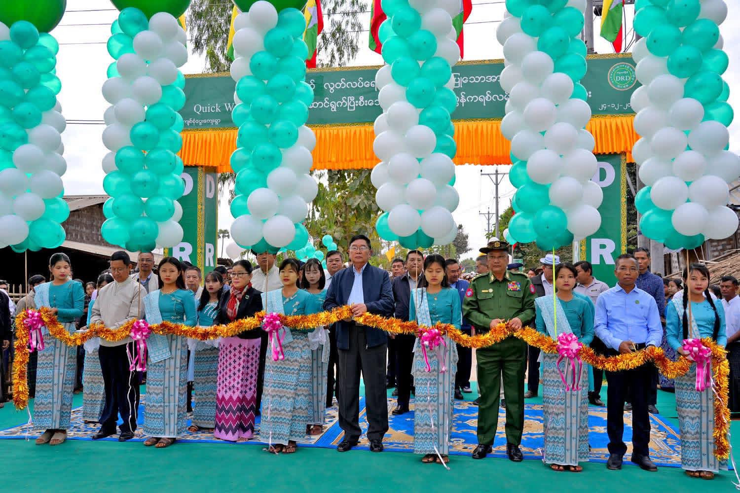 မကွေးတိုင်းဒေသကြီးဝန်ကြီးချုပ် ဦးတင့်လွင်(၇၈)နှစ်မြောက် လွတ်လပ်ရေးနေ့ကို ကြိုဆိုဂုဏ်ပြုသောအားဖြင့် ဖွင့်လှစ်သည့် မကွေးမြို့နယ် ကျစ်စုံပွေးကျေးရွာ ကျေးရွာတွင်း ကွန်ကရစ်လမ်းဖွင့်ပွဲ အခမ်းအနား တက်ရောက်