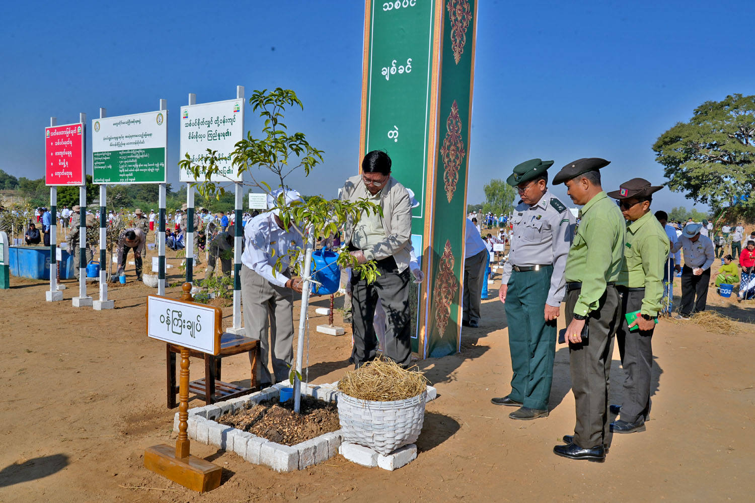 မကွေးတိုင်းဒေသကြီးဝန်ကြီးချုပ် ဦးတင့်လွင် မကွေးမြို့နယ်၊ နံကပ်ကျွန်းကျေးရွာအုပ်စု  ၂၀၂၅ ခုနှစ်၊ မိုးလွန်ကာလ စုပေါင်းသစ်ပင် ရေလောင်းပွဲတော် အခမ်းအနားသို့ တက်ရောက်