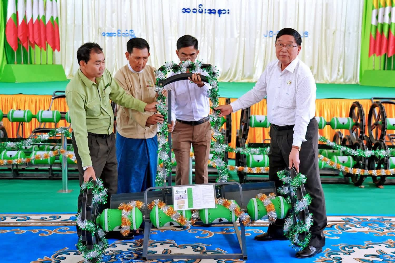 မကွေးတိုင်းဒေသကြီးဝန်ကြီးချုပ် ဦးတင့်လွင် အောင်လံမြို့ အောင်မြေရွှေဝါခန်းမ၌ ကျင်းပပြုလုပ်သည့် ဒေသခံတောင်သူများအား လက်ဆွဲမျိုးစေ့ချ ကိရိယာများ ပေးအပ်ပွဲ အခမ်းအနားသို့ တက်ရောက်