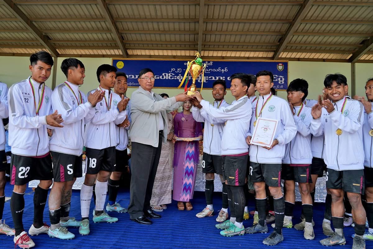 မကွေးတိုင်းဒေသကြီးဝန်ကြီးချုပ် ဦးတင့်လွင် မကွေးတက္ကသိုလ် ၂၀၂၅ - ၂၀၂၆ ပညာသင်နှစ် ဘာသာရပ်ပေါင်းစုံ(အမျိုးသား)ဘောလုံးပြိုင်ပွဲနှင့် ဆုချီးမြှင့်ပွဲ အခမ်းအနား တက်ရောက်