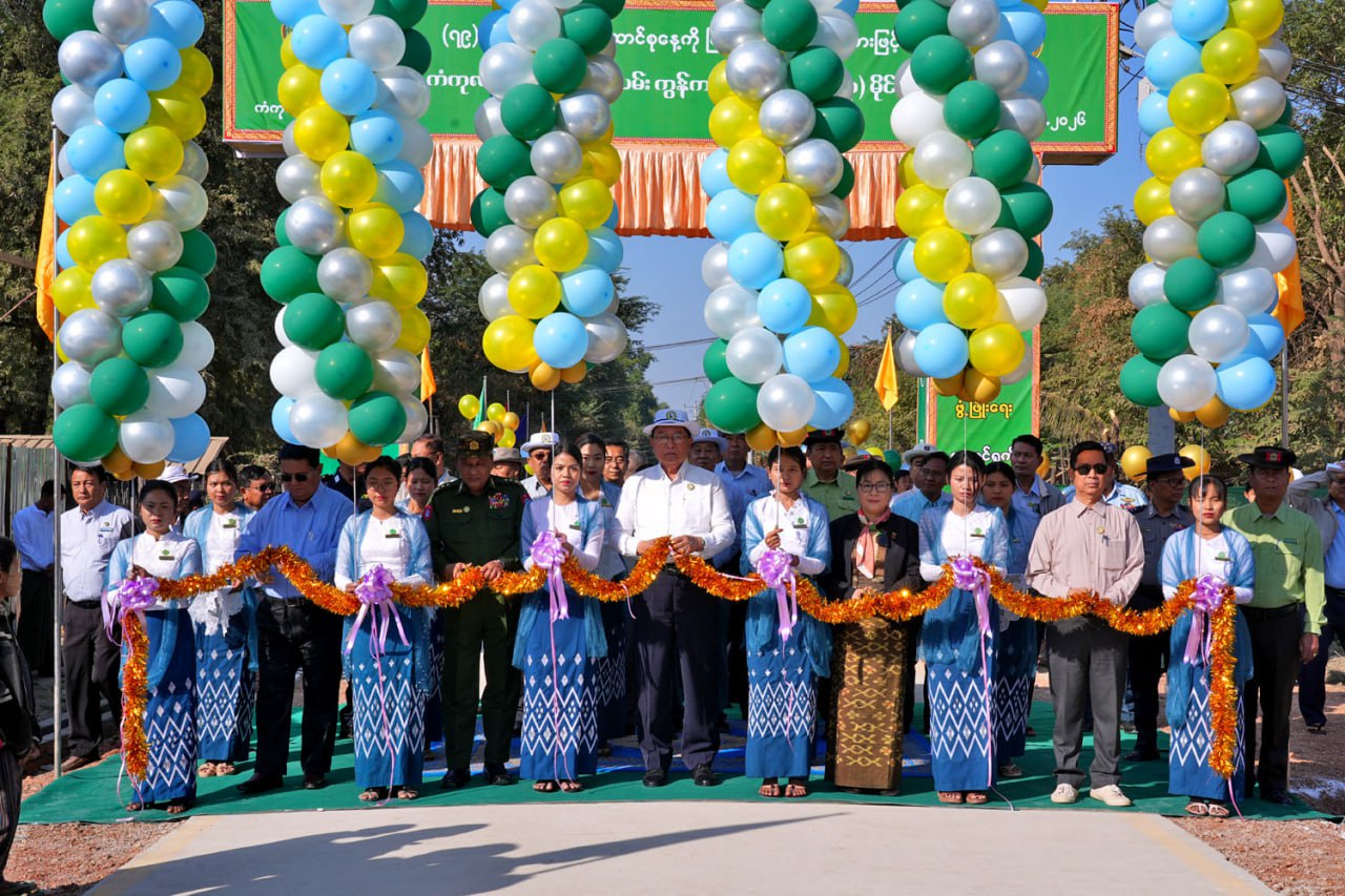 မကွေးတိုင်းဒေသကြီးဝန်ကြီးချုပ် ဦးတင့်လွင် (၇၉)နှစ်မြောက် ပြည်ထောင်စုနေ့ကို ကြိုဆိုဂုဏ်ပြုသော အားဖြင့် ကျင်းပပြုလုပ်သည့် မင်းဘူးမြို့နယ် ကံကုလားကျေးရွာ၌ ကျေးရွာတွင်းလမ်း ကွန်ကရစ် လမ်းသစ်နှင့် စက္ကလချောင်းဖြတ် ကွန်ကရစ်တံတားဖွင့်ပွဲ အခမ်းအနားများသို့ တက်ရောက်