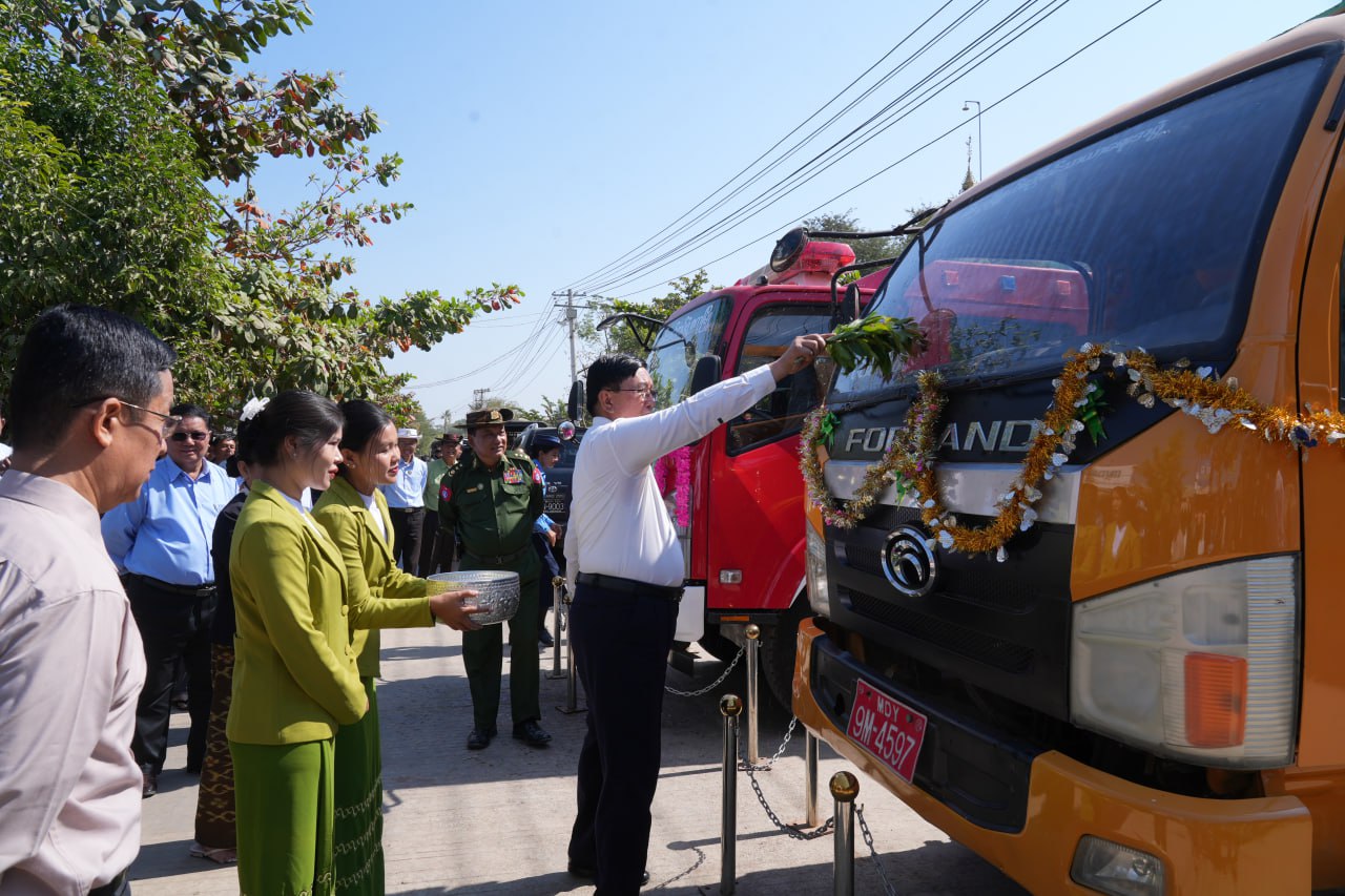 မကွေးတိုင်းဒေသကြီးဝန်ကြီးချုပ် ဦးတင့်လွင် (၇၉)နှစ်မြောက် ပြည်ထောင်စုနေ့ကို ကြိုဆိုဂုဏ်ပြုသောအားဖြင့် စကုမြို့အတွက် မီးငြှိမ်းသတ်ယာဉ်နှင့် အမှိုက်သိမ်းယာဉ် ပေးအပ်ပွဲ အခမ်းအနားသို့ တက်ရောက်