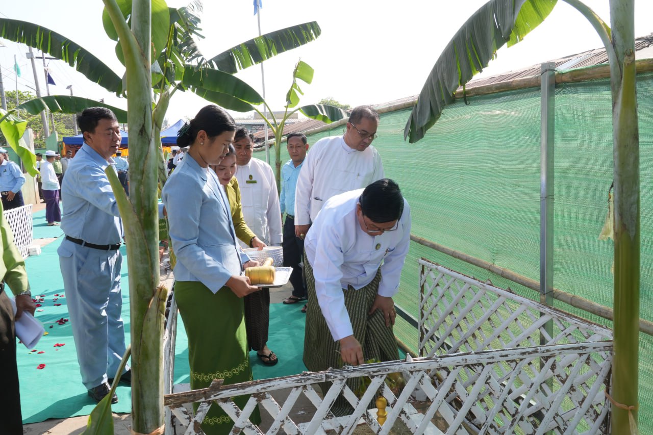 မကွေးတိုင်းဒေသကြီးဝန်ကြီးချုပ် ဦးတင့်လွင် မင်းဘူးမြို့မဈေးကြီးအတွင်း၌ အဆင့်မြင့်ဈေးဆိုင်ခန်း (Shop House)များ ဆောက်လုပ်ရန် ပန္နက်တင်မင်္ဂလာအခမ်းအနား တက်ရောက်
