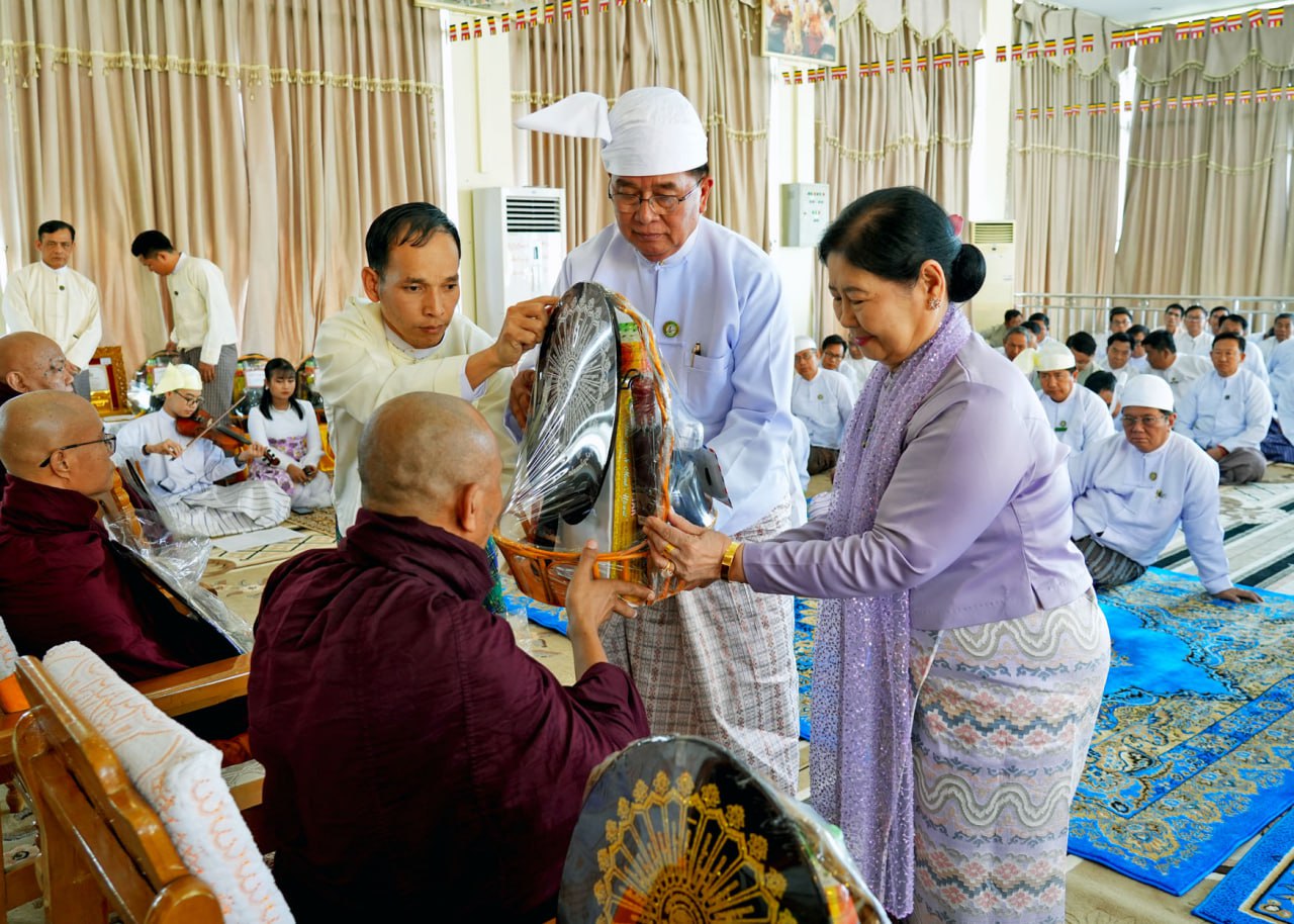 မကွေးတိုင်းဒေသကြီးဝန်ကြီးချုပ် ဦးတင့်လွင် မကွေးတိုင်းဒေသကြီးအစိုးရအဖွဲ့မှ ကြီးမှူးကျင်းပသော ၂၀၂၆ ခုနှစ် သာသနာတော်ဆိုင်ရာ ဘွဲ့တံဆိပ်တော် ဆက်ကပ်ပူဇော်ပွဲနှင့် ဆွမ်းဆန်စိမ်းလောင်းလှူပွဲ အခမ်းအနား တက်ရောက်