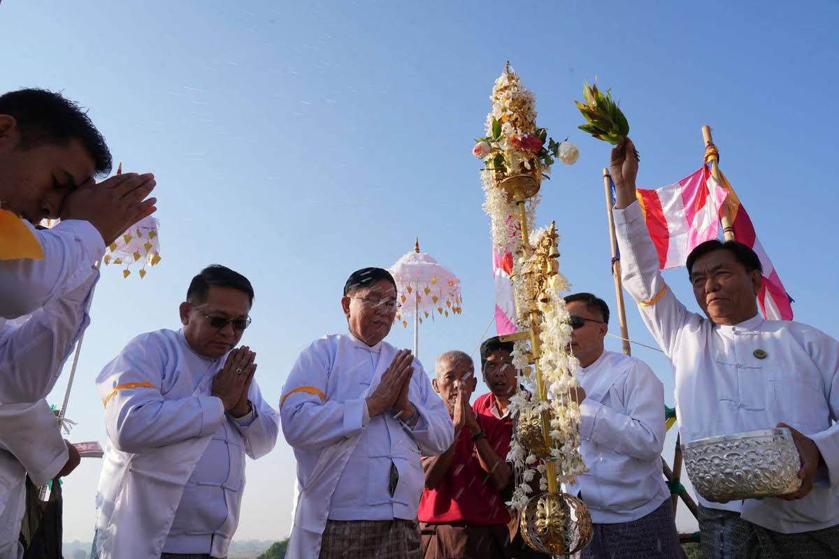 မကွေးတိုင်းဒေသကြီးဝန်ကြီးချုပ် ဦးတင့်လွင် မင်းဘူး(စကု)မြို့နယ် ကမ်းနီကျေးရွာ၌ ပုဂံခေတ်လက်ရာ ရှေးဟောင်းသိဒ္ဓိအောင် စေတီတော်မြတ်ကြီး ရွှေထီးတော်တင် မင်္ဂလာအခမ်းအနား တက်ရောက်