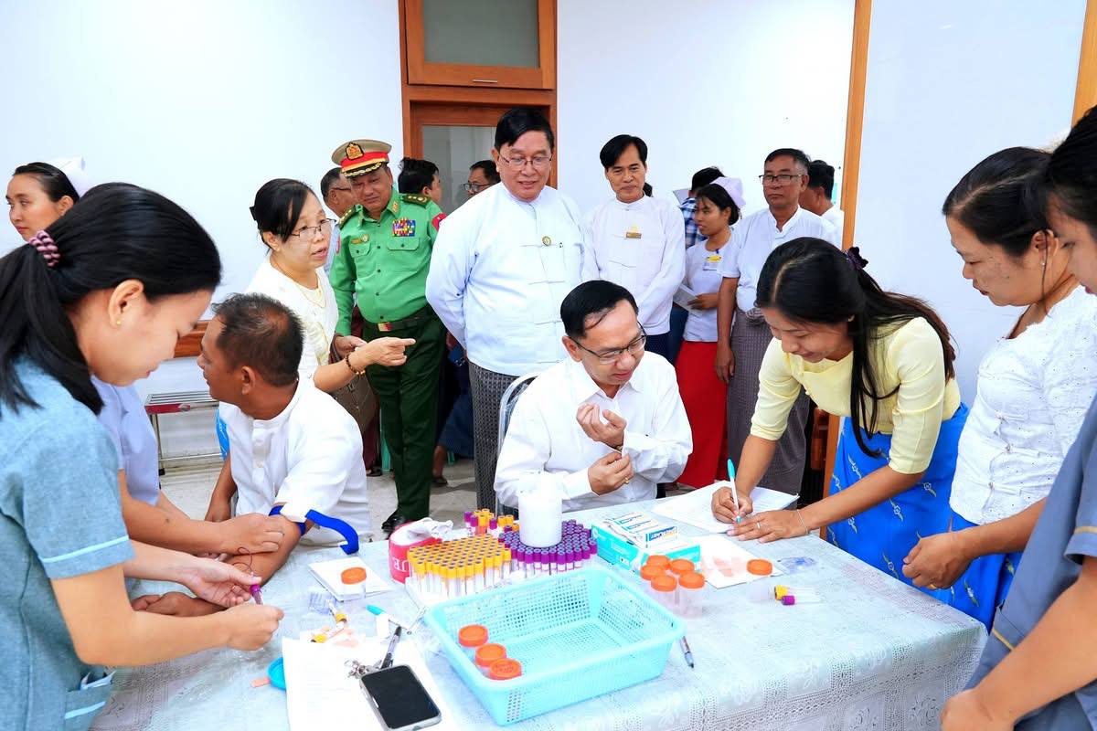 မကွေးတိုင်းဒေသကြီးဝန်ကြီးချုပ် ဦးတင့်လွင် မကွေးတိုင်းဒေသကြီးလွှတ်တော် ကိုယ်စားလှယ်များအား ကျန်းမာရေးစစ်ဆေး ဆောင်ရွက်ပေးနေမှုအား ကြည့်ရှုအားပေး
