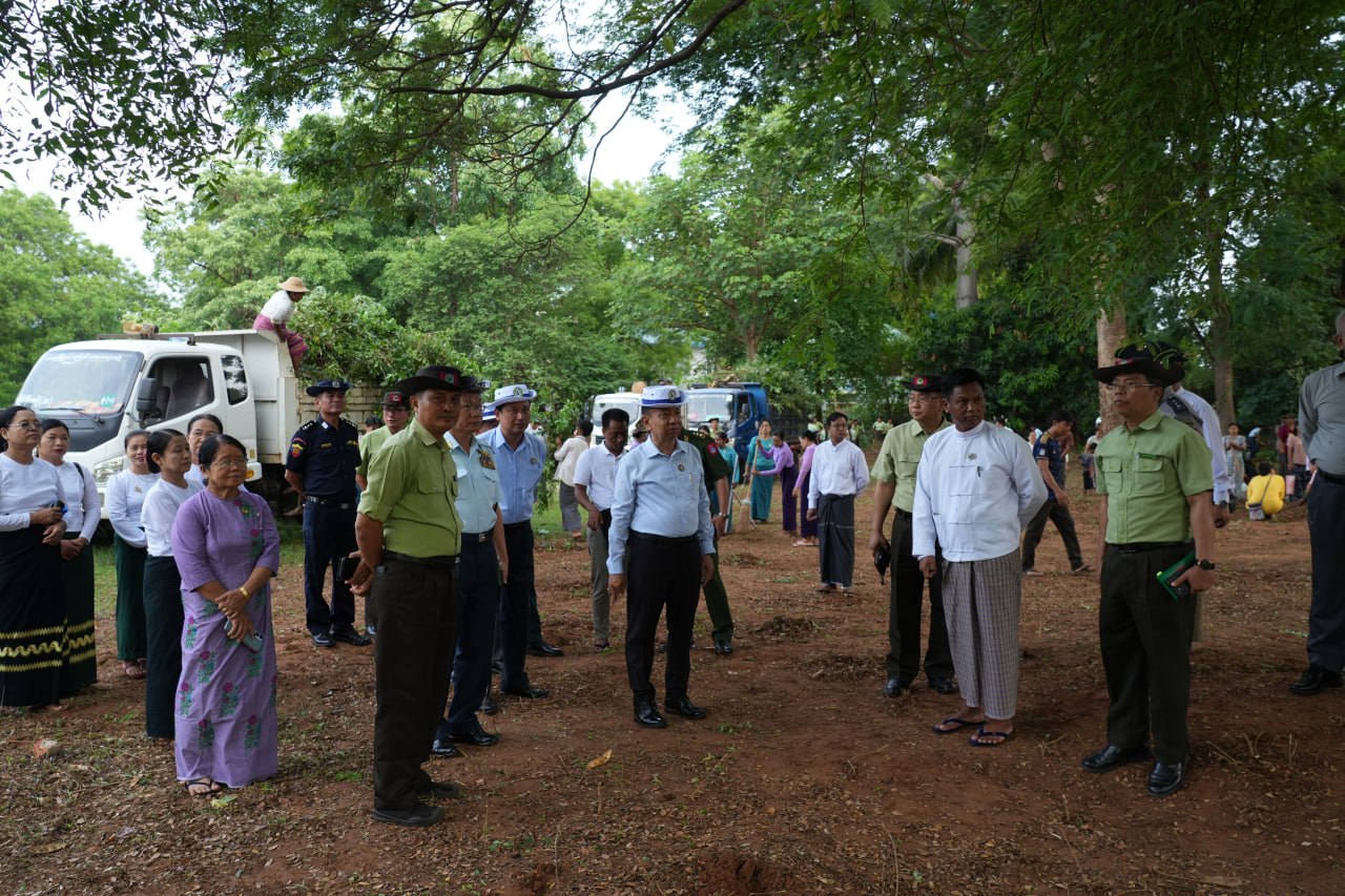 မကွေးတိုင်းဒေသကြီးဝန်ကြီးချုပ် ဦးတင်ကိုကို မကွေးမြို့ အမှတ်(၁)အထက ကျောင်းဝန်းအတွင်း သန့်ရှင်းသာယာလှပမှုရှိစေရေး ဌာနဆိုင်ရာများ စုပေါင်းသန့်ရှင်းရေး ဆောင်ရွက်နေမှုအား ကြည့်ရှု အားပေး
