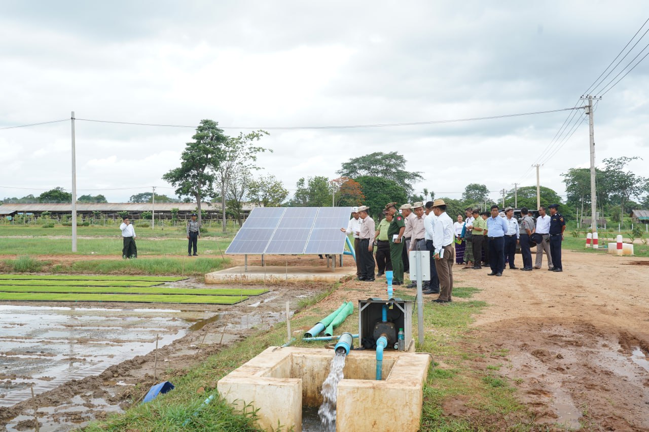 မကွေးတိုင်းဒေသကြီးဝန်ကြီးချုပ် ဦးတင်ကိုကို မကွေးမြို့နယ် ဘုရားပြိုကျေးရွာ မိုးနှမ်းနှင့် မိုးမြေပဲ အထူးအထွက်တိုး စံပြကွက် ကြည့်ရှုစစ်ဆေးကာ၊ ဒေသခံ နှမ်း/မြေပဲစိုက်တောင်သူများနှင့် တွေ့ဆုံ၊ ဥစားကြက်မွေးမြူရေးဇုန်နှင့် စနစ်ကျ လယ်ယာမြေ ဖော်ထုတ်ခြင်းလုပ်ငန်းအား ကြည့်ရှုစစ်ဆေး