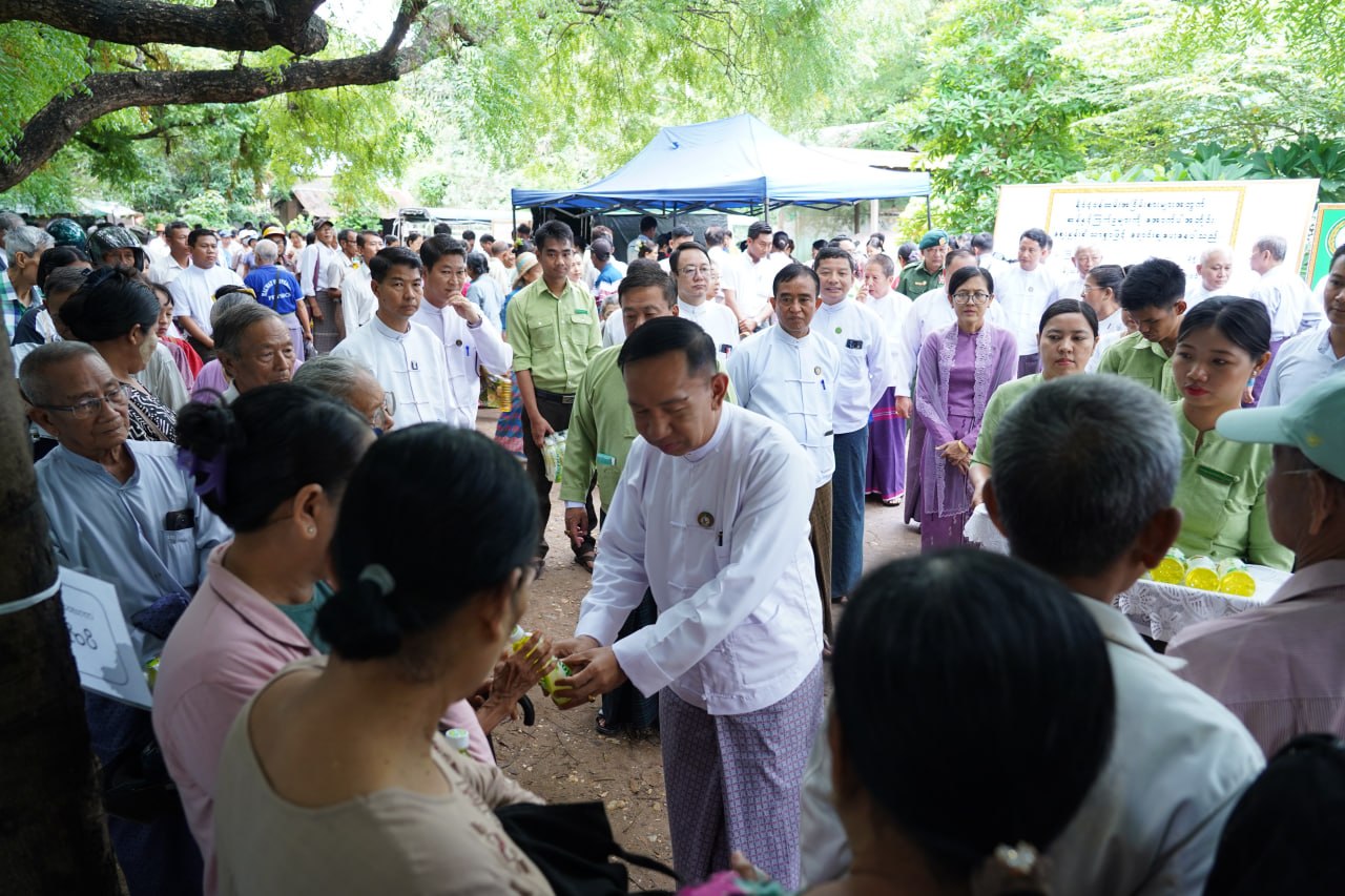 မကွေးတိုင်းဒေသကြီးအစိုးရအဖွဲ့ ဝန်ကြီးချုပ် ဦးတင်ကိုကို မကွေးမြို့ မြန်မာ့စီးပွားရေးဘဏ်တွင် နိုင်ငံ့ဝန်ထမ်း(အငြိမ်းစား)များအား ကျန်းမာရေး စောင့်ရှောက်မှုအဖြစ် အခမဲ့ ဆေးကုသပေးခြင်းနှင့် အခြေခံစားသောက်ကုန်များအား သက်သာ‌သော ဈေးနှုန်းနှင့် ရောင်းချပေးနေမှုအား ကြည့်ရှုအားပေး