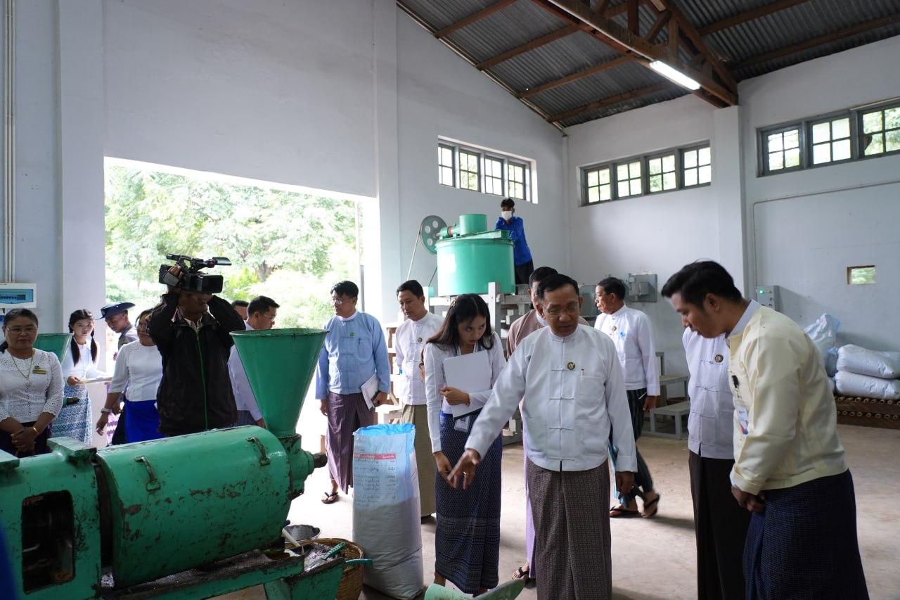 မကွေးတိုင်းဒေသကြီးဝန်ကြီးချုပ် ဦးတင်ကိုကို မကွေးမြို့ တမာပိုးသပ်ဆေးစက်ရုံအား ကြည့်ရှုစစ်ဆေး၊ တိုင်းဒေသကြီးအဆင့် ဌာနဆိုင်ရာများ လုပ်ငန်းညှိနှိုင်း အစည်းအဝေး(၅/၂၀၂၆)သို့ တက်ရောက်