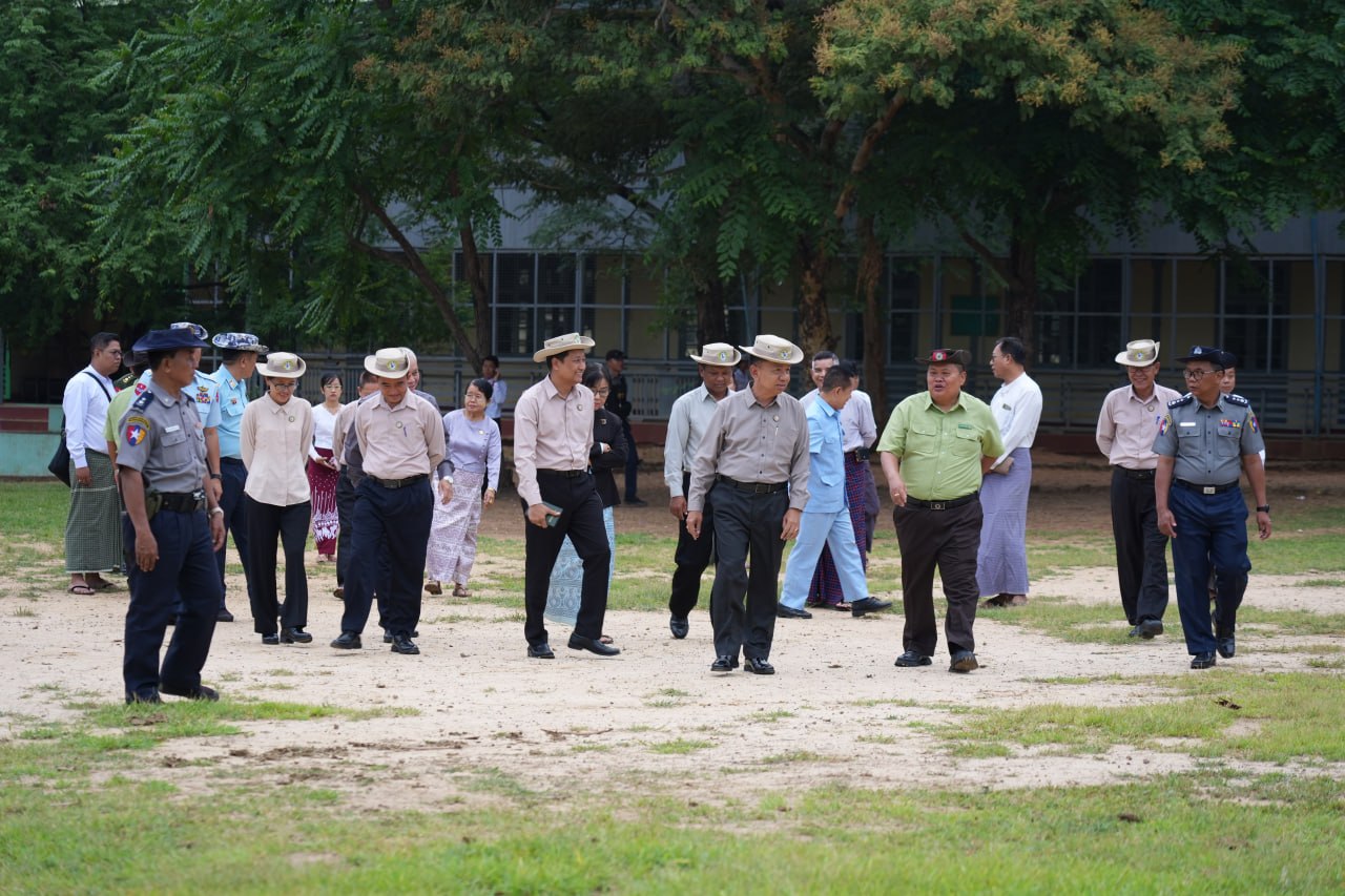 မကွေးတိုင်းဒေသကြီးဝန်ကြီးချုပ် ဦးတင်ကိုကို (၆၂)နှစ်မြောက် မြန်မာနိုင်ငံရဲတပ်ဖွဲ့နေ့ အထိမ်းအမှတ် မကွေးမြို့ အမှတ်(၃)အခြေခံပညာကျောင်းဝန်းအတွင်း တပ်ဖွဲ့ဝင်များ စုပေါင်းသန့်ရှင်းရေး ပြုလုပ်ဆောင်ရွက်နေမှုနှင့် ဖန်ခါးမြေ ဘိုးဘွားရိပ်သာတွင် ဌာနဆိုင်ရာဝန်ထမ်းများ စုပေါင်းသန့်ရှင်းရေး ဆောင်ရွက်နေမှုတို့အား ကြည့်ရှုအားပေး