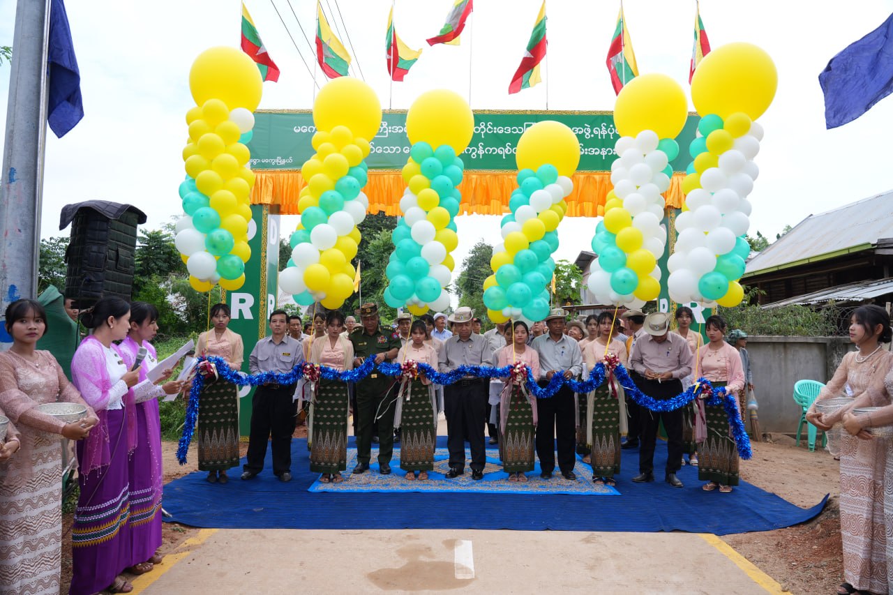 မကွေးတိုင်းဒေသကြီးဝန်ကြီးချုပ် ဦးတင်ကိုကို မကွးမြို့နယ် အလယ်ဘိုကျေးရွာ ကွန်ကရစ်လမ်းသစ် ဖွင့်ပွဲ အခမ်းအနားတက်ရောက်